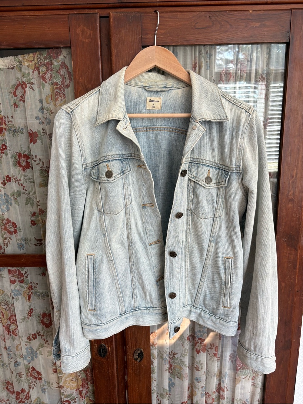 GAP Light Wash Denim Jacket - Women M